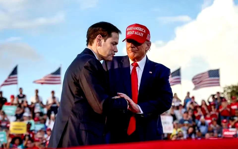 特朗普执政满周年，鲁比奥发帖歌功颂德。
他指出，特朗普凭借以实力求和平的魄力，重