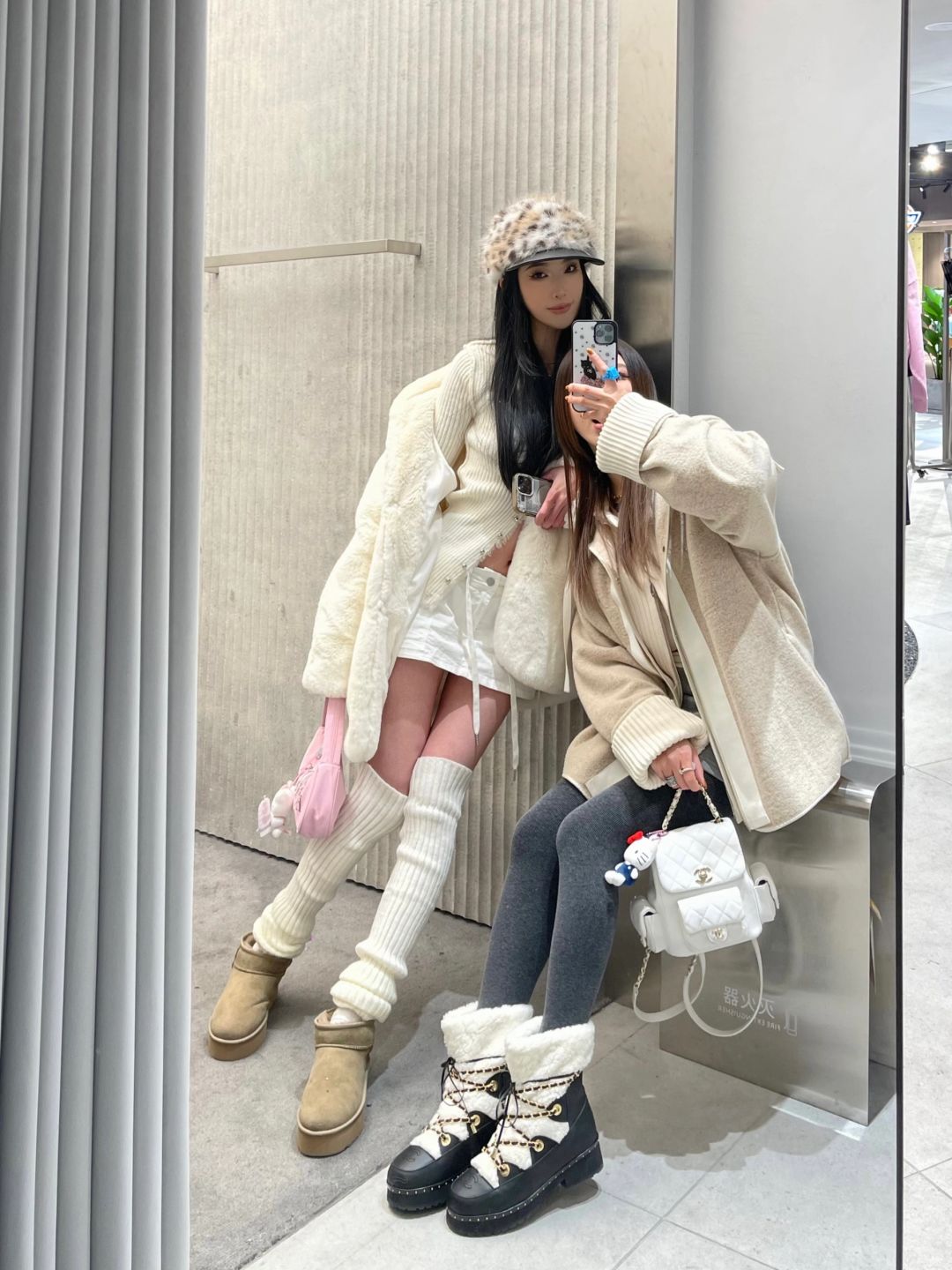 跟小可爱门前一拍😄