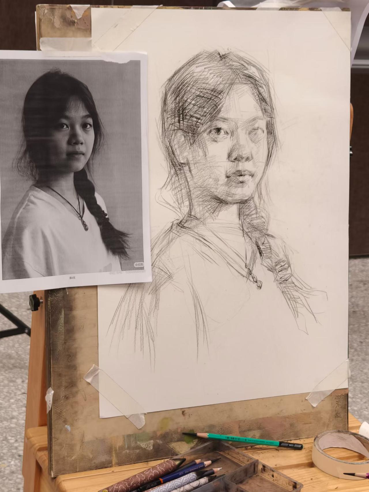 画个头
同事：昨晚画了多少啊？
​我：一个姑娘的头。
（小师姐画的 vs.我画的