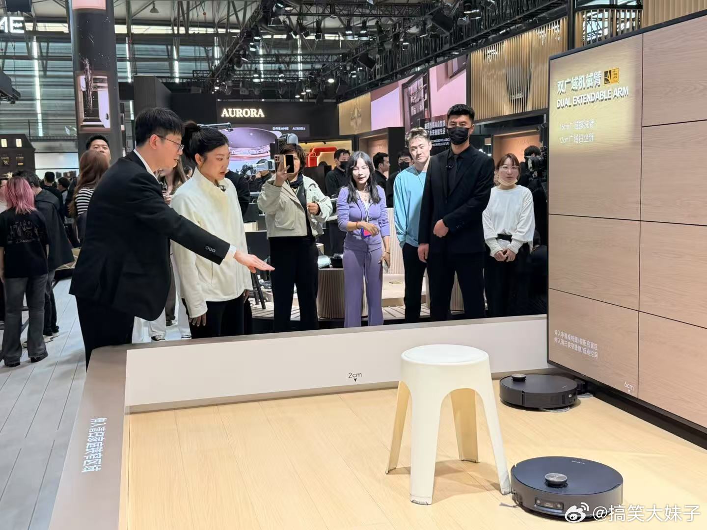 徐梦桃逛AWE被扫地机圈粉了在AWE偶遇奥运冠军徐桃 偶遇徐梦桃，她正关注扫地机