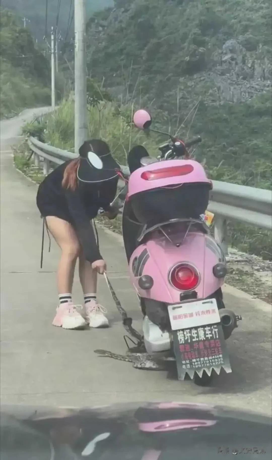 #冬日生活打卡季#
人都会被吓死。
一条蛇从电动车里冒出来。
这位女侠胆子真大啊