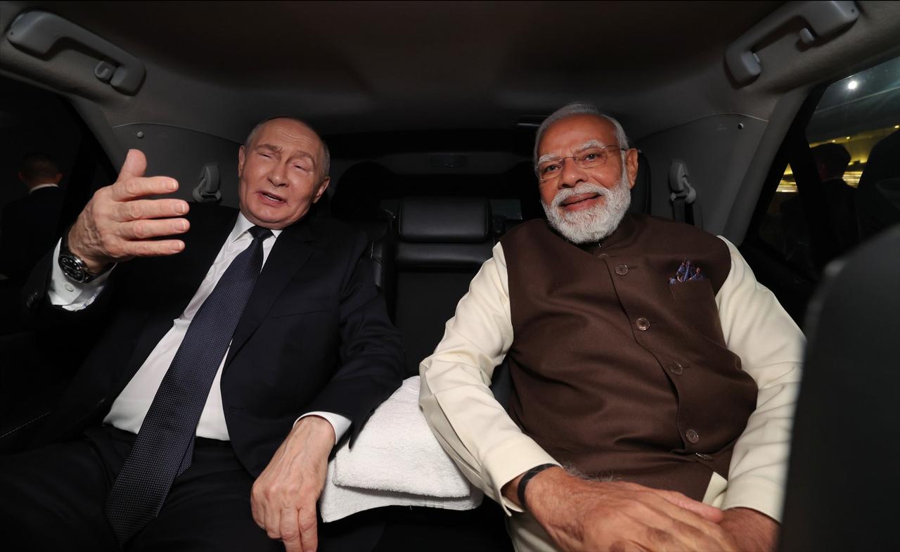 当地时间12月4日晚间，普京抵达印度新德里帕拉姆空军基地。
随后，印度总理莫迪打