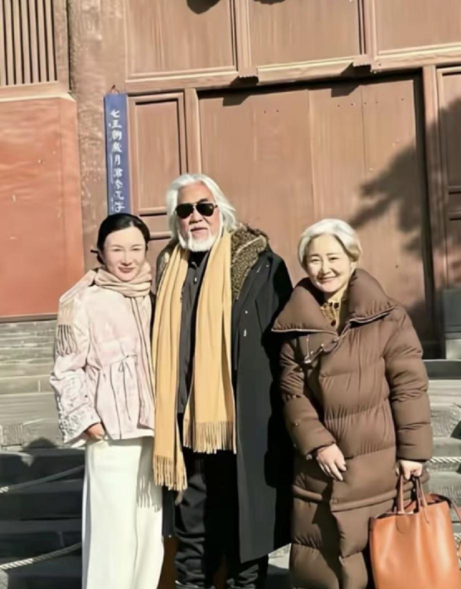 张纪中和妻子及其岳母，在外地游玩时的合影。
小他31岁的娇妻年轻貌美，与张纪中如