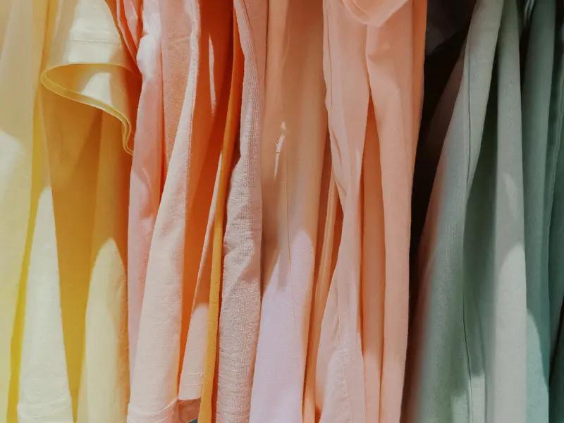 一身衣服不超过一百块钱，丢啥人啊！每个人经济状况和消费观念都不同。有的人觉得花大