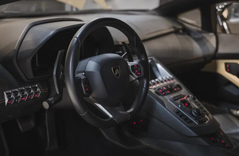 1月9日浙江杭州，235万买的二手“兰博基尼”自燃，维修报价比车还贵，保额一百多