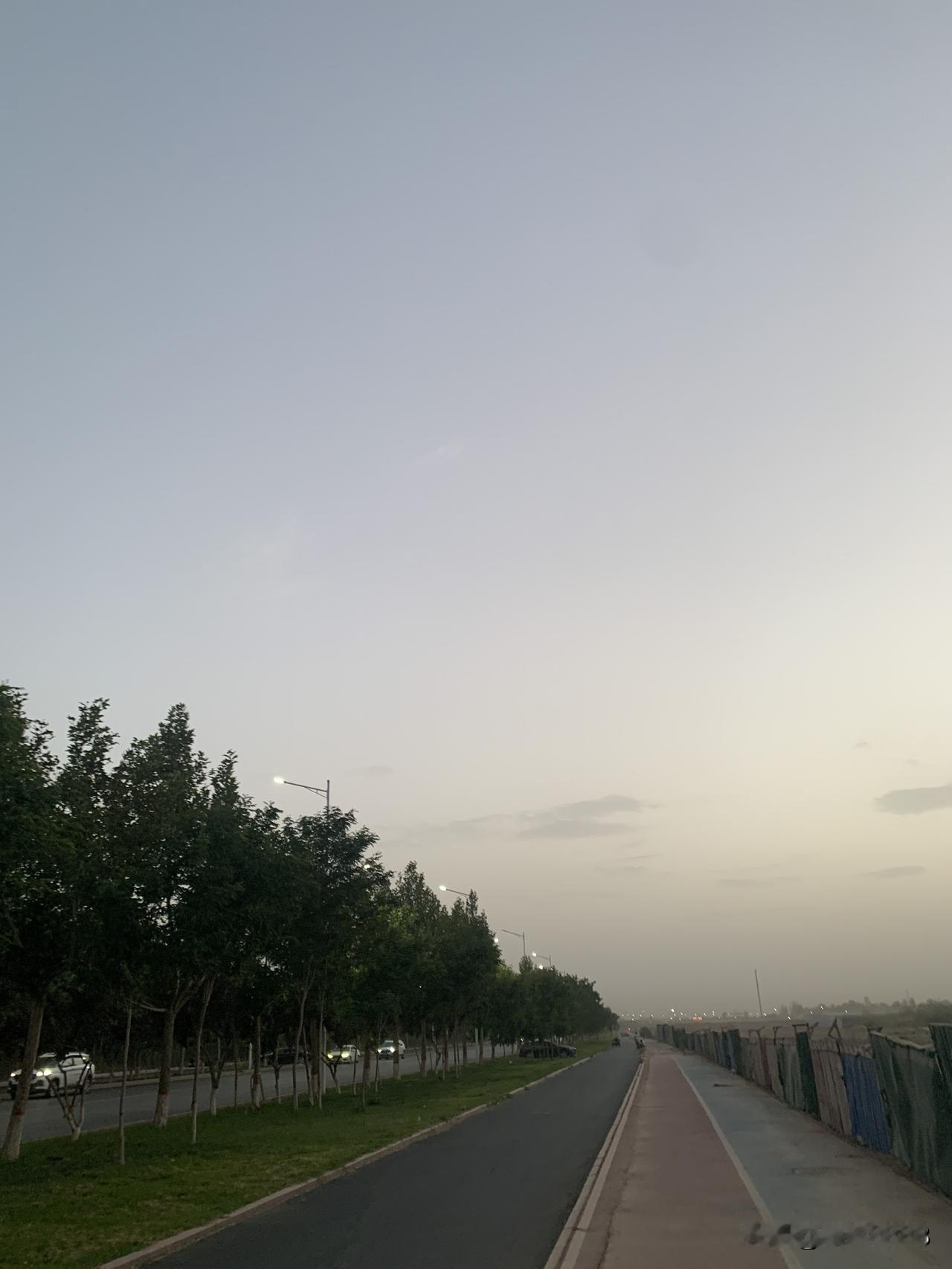 夜跑打卡，今天妥妥的5公里，每天晚上保持优良的锻炼习惯，夜跑，跑出健康，跑出人生
