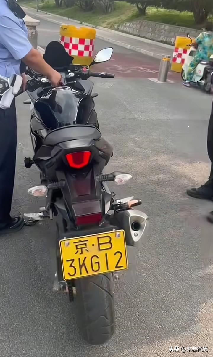 真是“人才”啊！一机车男子，摩托车上的车牌是可以翻转的！闯红灯时，一按车上的按钮