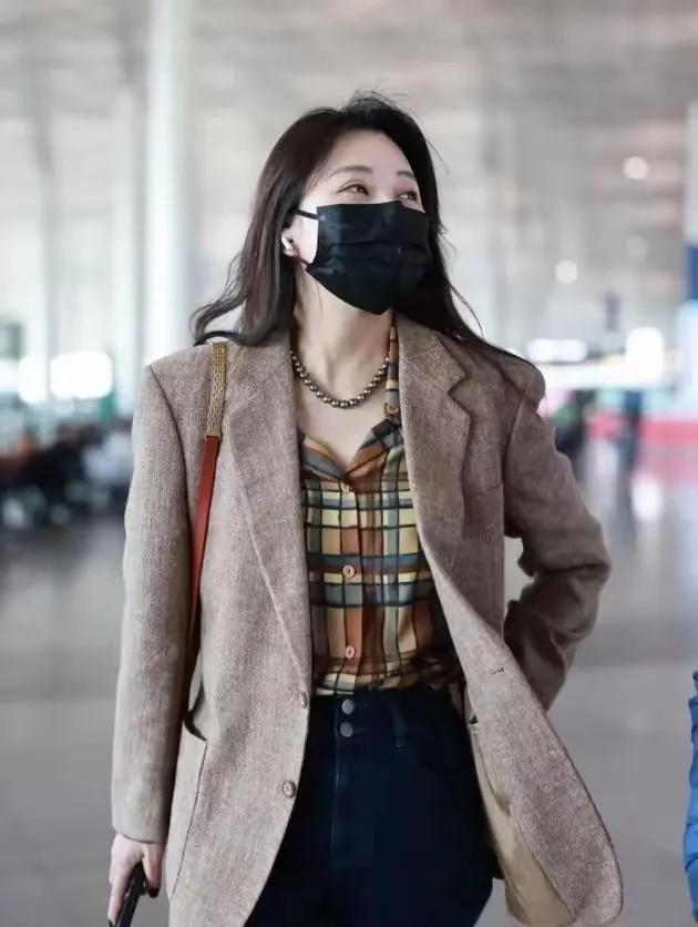 殷桃褪去夸张的晚礼服，西装牛仔裤的穿搭让人直呼她接地气，要不是戴着口罩，还以为是