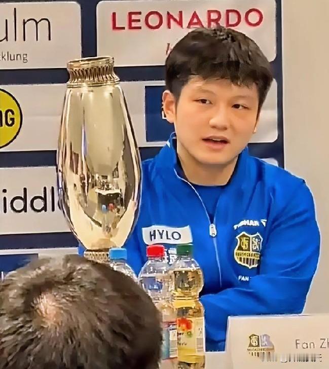 樊振东的德国杯，能看出来德国人离不开酒。以前的是啤酒杯，这次的德国杯，喝香槟合适