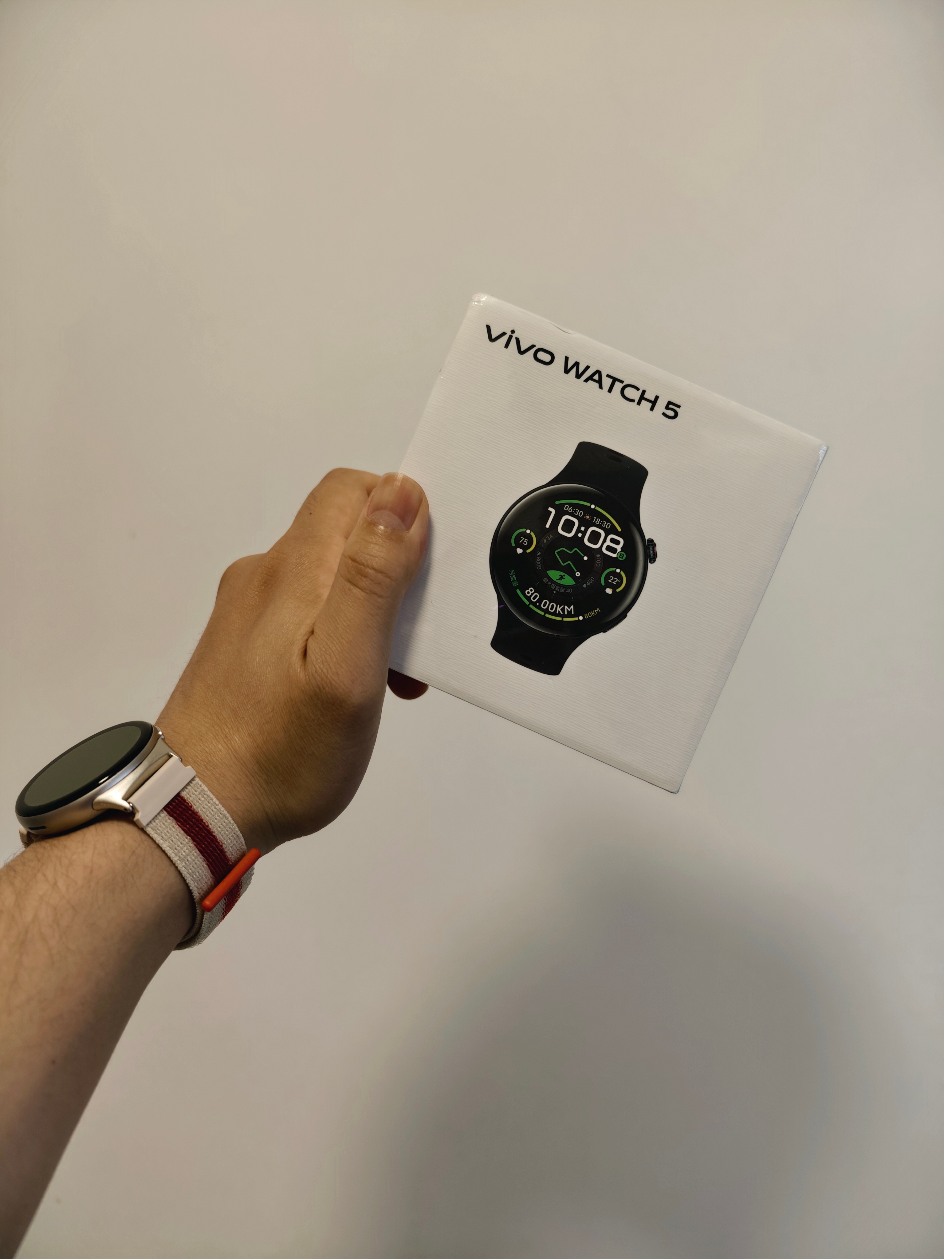 收到了全新的！我戴黑的，老婆带现在我手上这个吧 