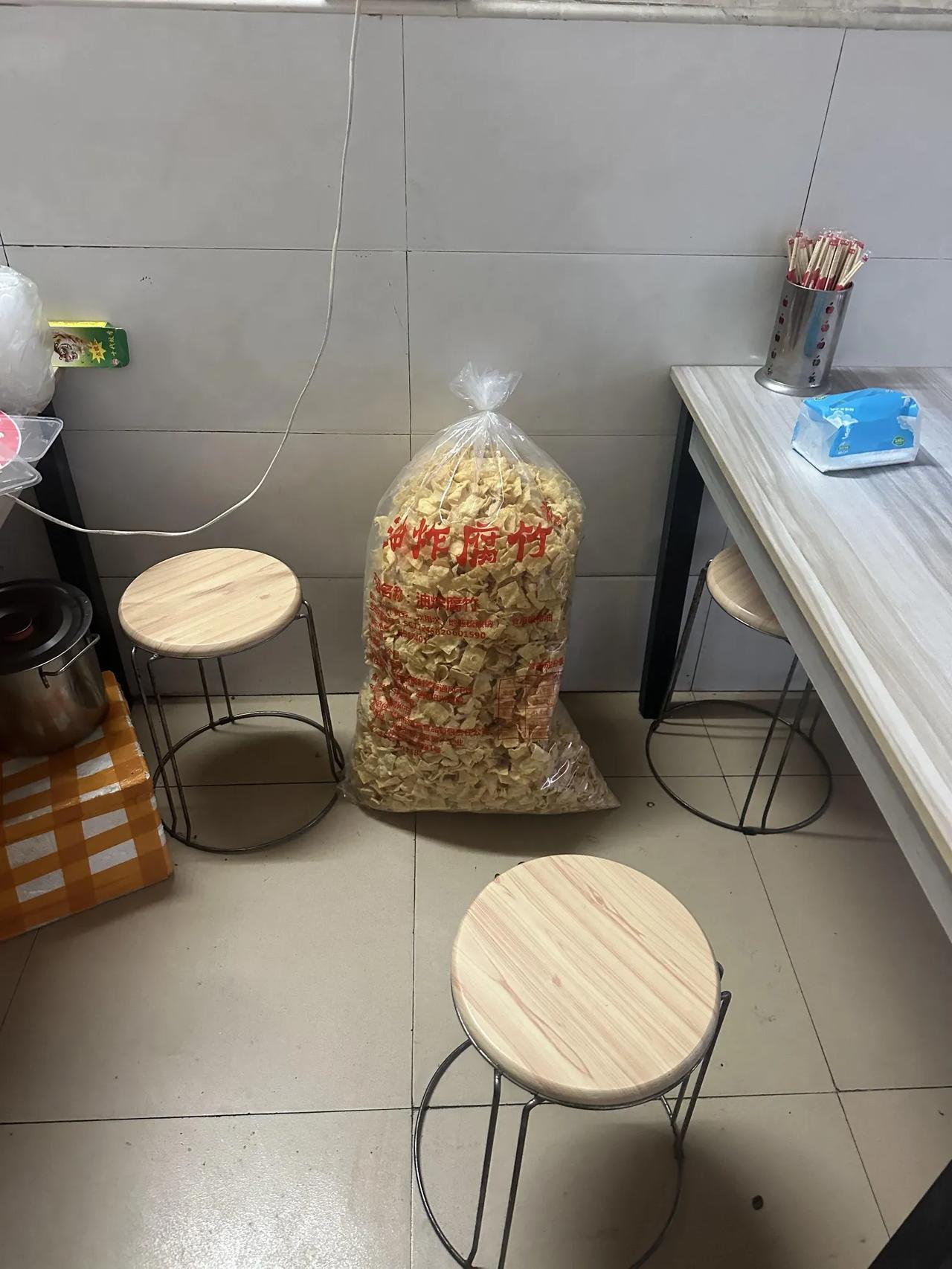 还有多少螺蛳粉店是自己炸腐竹的？
炸蛋，猪脚，鸭脚，甚至汤底都是买来的。