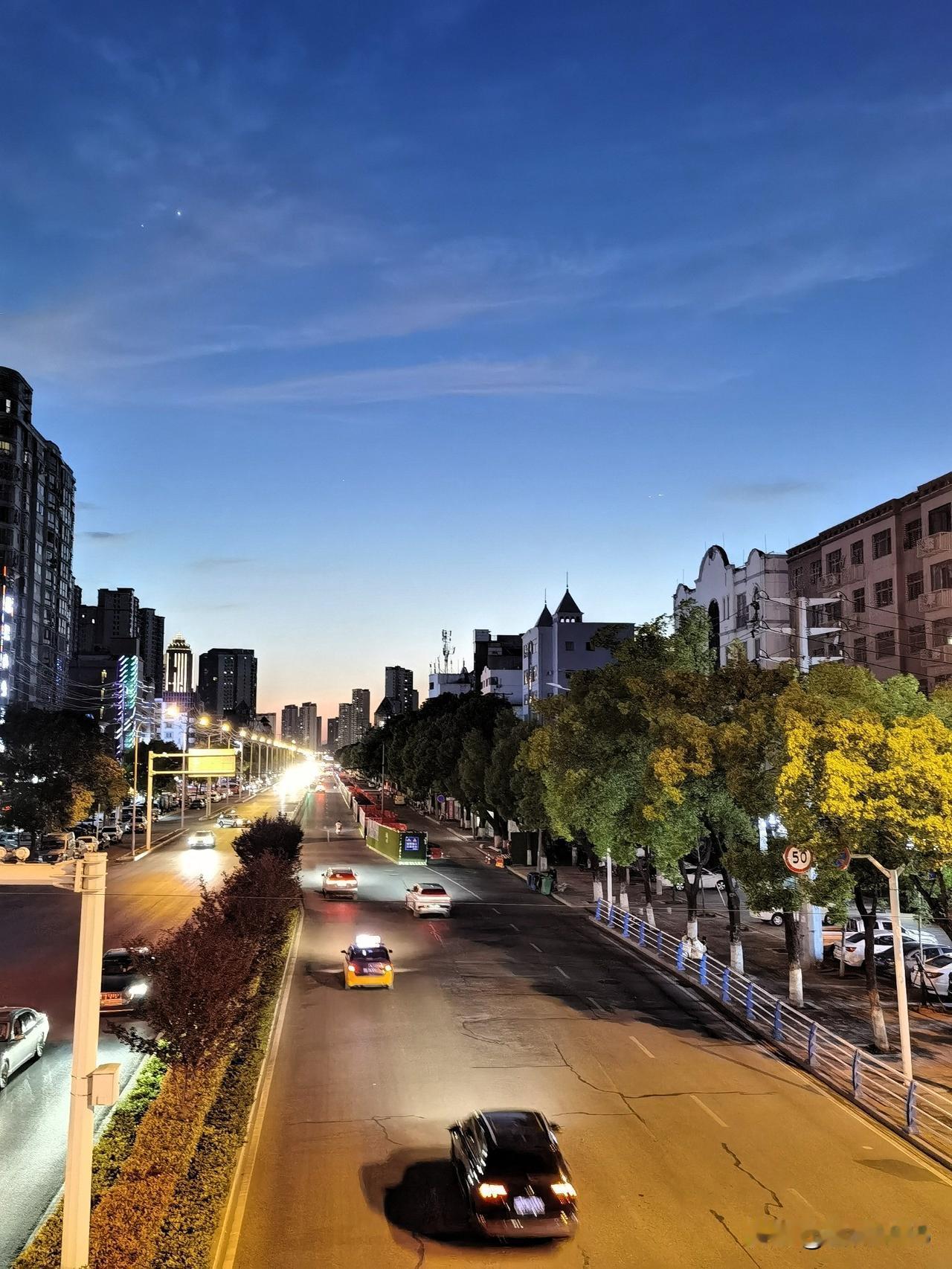 荆门的妩媚夜景

傍晚时分，华灯初上，我站在深圳大道的过街天桥上，随手拍下几张夜