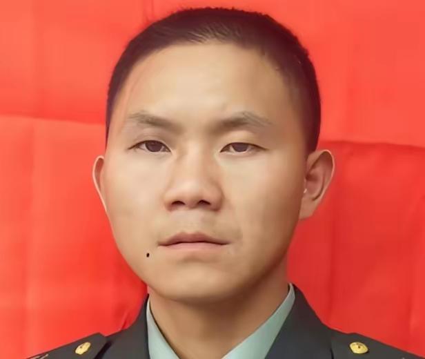 2001年，一歹徒撕开女孩的衣服欲行不轨。女孩看看歹徒手中的利刃，只好咬紧嘴唇，