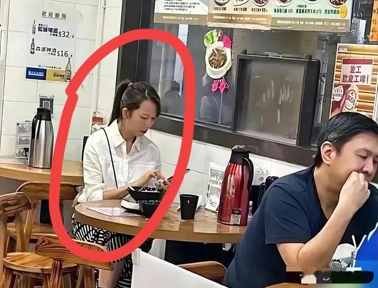香港没有明星之说，都是普通人。你看她不是大排档在吃饭吗？没有人围观，也没有人索要