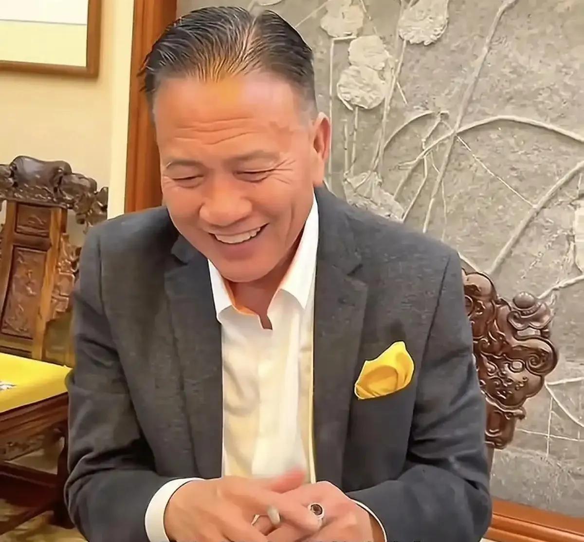 68岁的万梓良被糖尿病缠身，双腿浮肿、体重增加，甚至疑似佩戴假牙。虽身体每况愈下