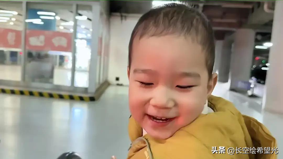 刷到个事儿，真是给我看堵心了。
说是一个孩子生病了，姥爷是鞍前马后，整宿陪床，