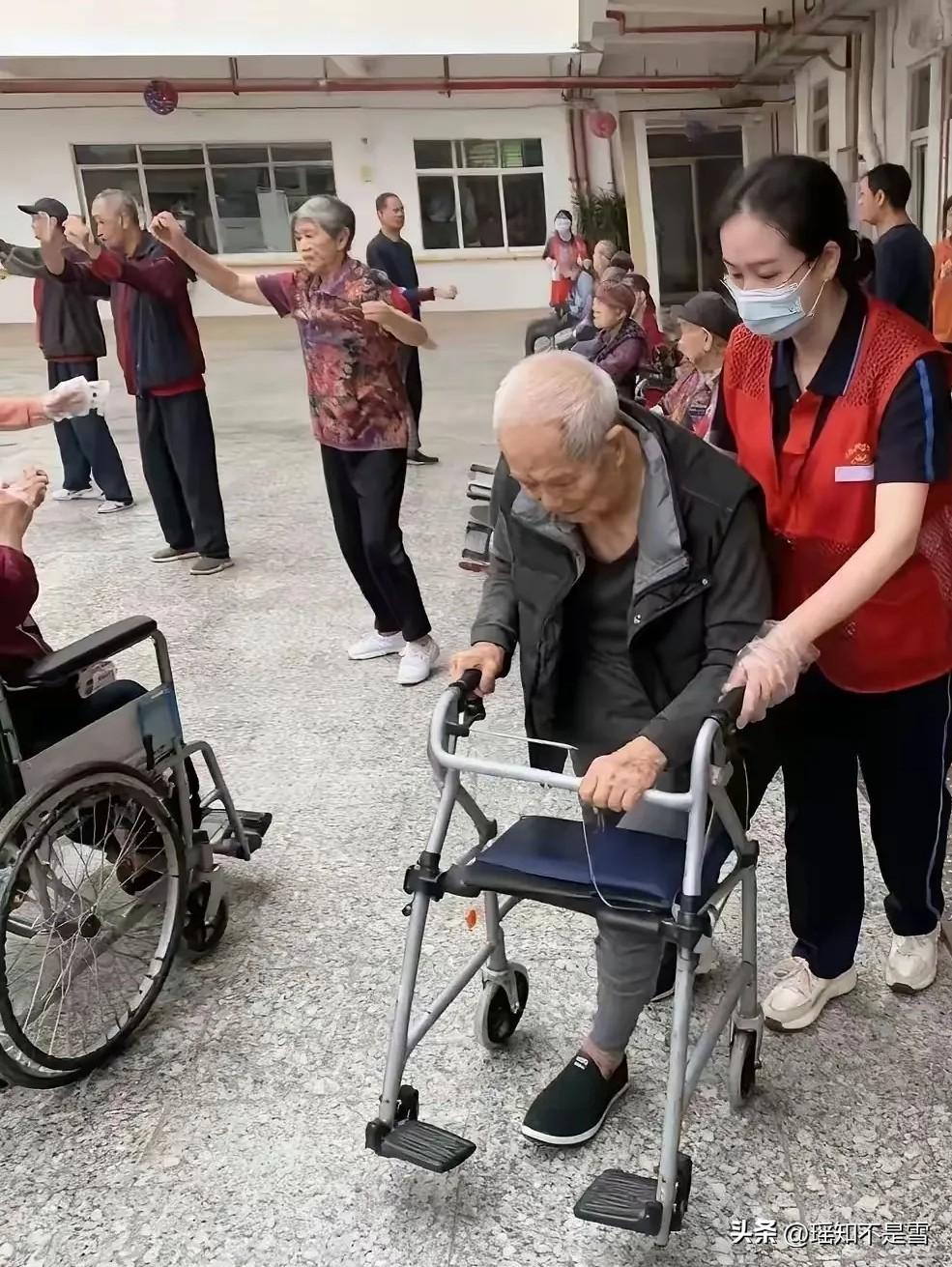 72岁退休小学教师在养老院遭女护工连扇6个巴掌，老人没喊没闹，只是颤着手拨通了3
