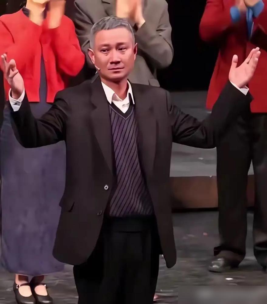 当年文章指着郭德纲鼻子喊‘我顺极啦’，现在你再看他，缩在公益晚宴角落里，大气不敢