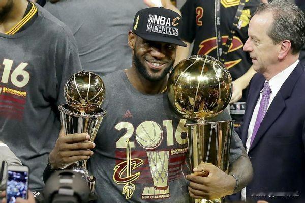 哪一个全票最厉害？

詹姆斯:3次（11、12和16年）全票FMVP，历史最多，