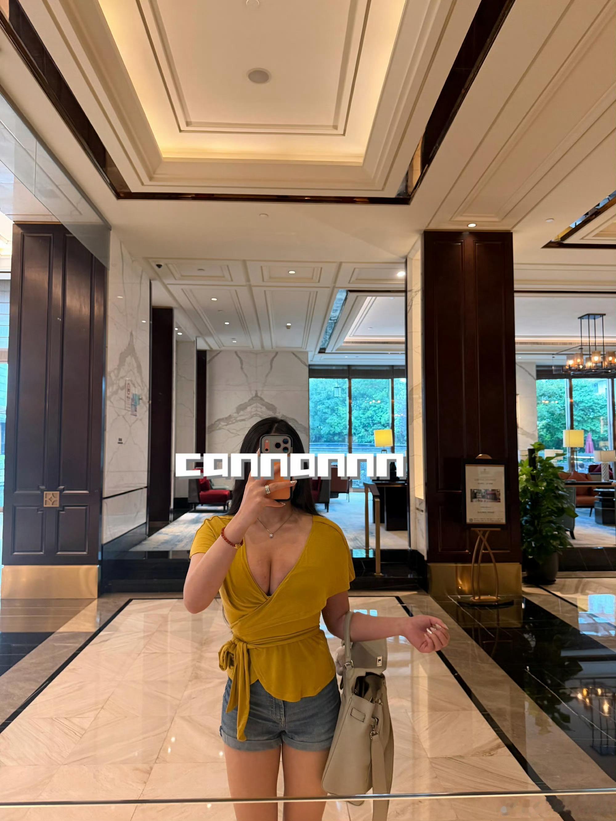他说他更喜欢第二套 但我更喜欢第一套男女的审美真是有差 