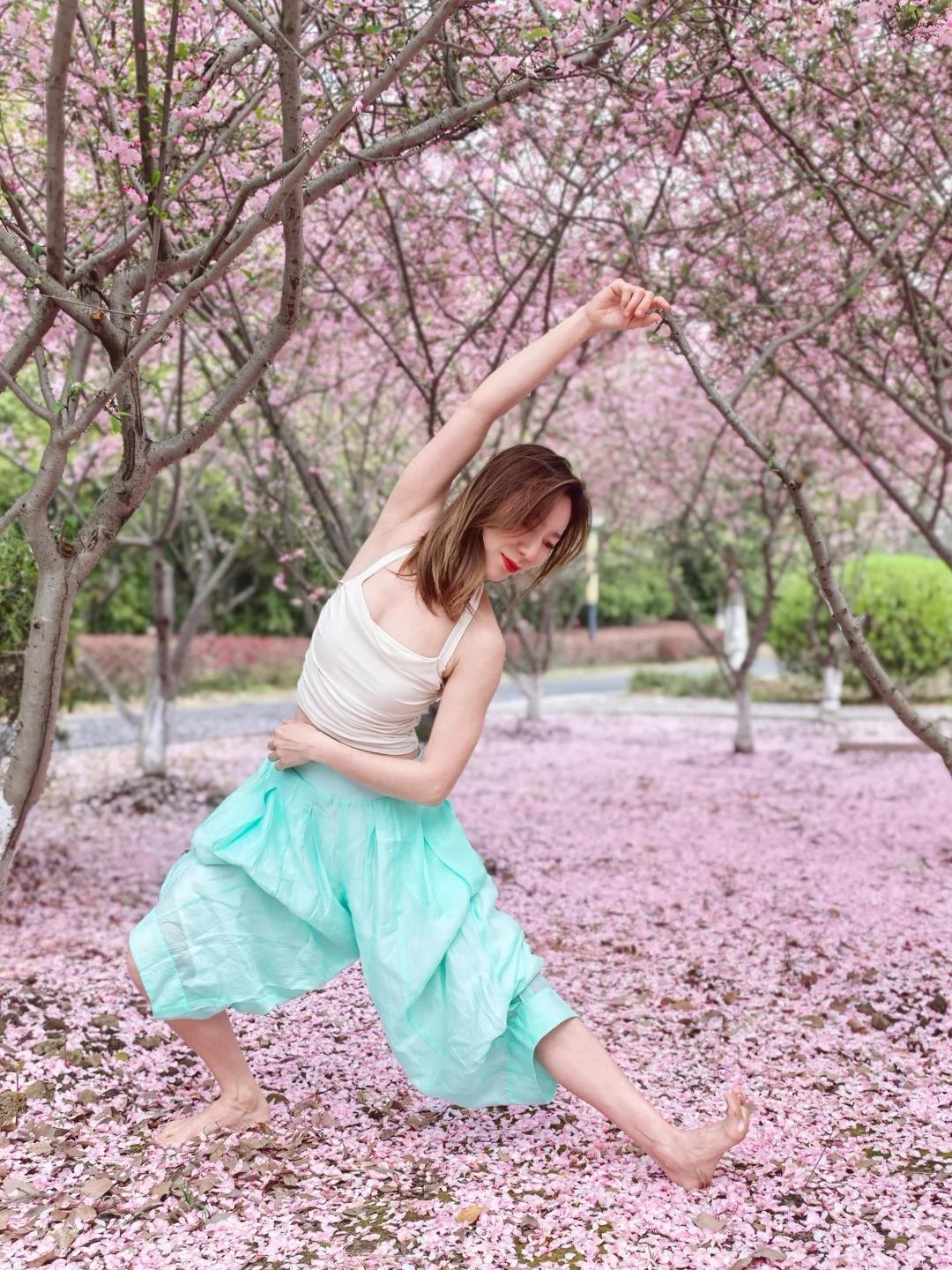 携一身轻盈，带心爱的瑜伽垫，静卧于海棠花下。鼻尖萦绕着淡淡的花香，耳畔是微风拂过