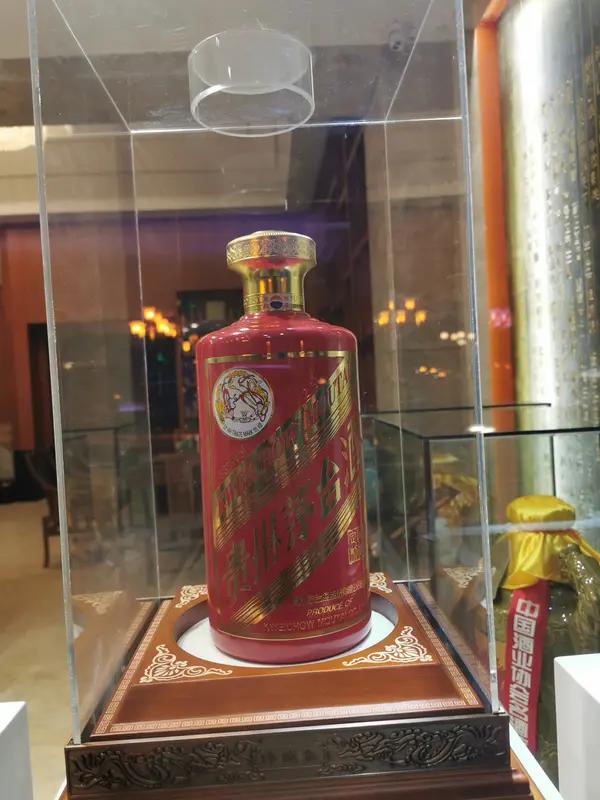 就瞧瞧你家婚宴有无限制，若没有限制，且财力充裕，配茅台也不在话下。弄个茅台50年