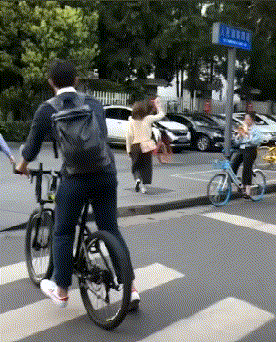 真是个坚强的小姐姐！