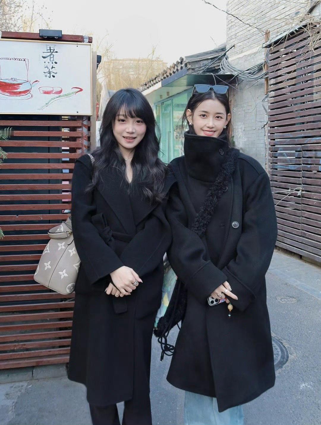 路人在北京遇到蒋依依我的天我明星真的不是普通人，这么小的一颗头…… 