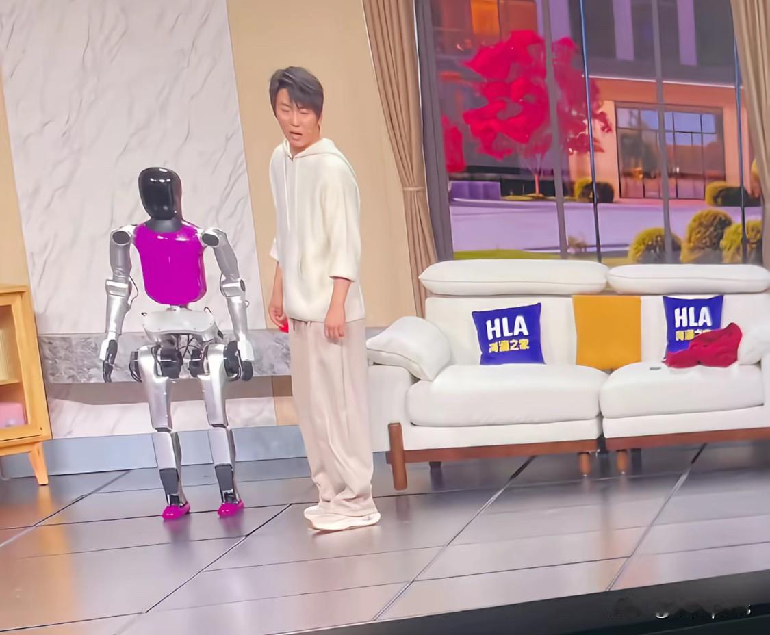 今年的春晚有很多机器人，看起来很先进，但离普通人生活很远。春晚还是应该多一些家庭