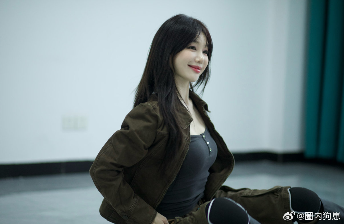 徐梦洁sugar初舞台 18年的夏天因为Sugar格外难忘，现在就等官宣，盼着徐