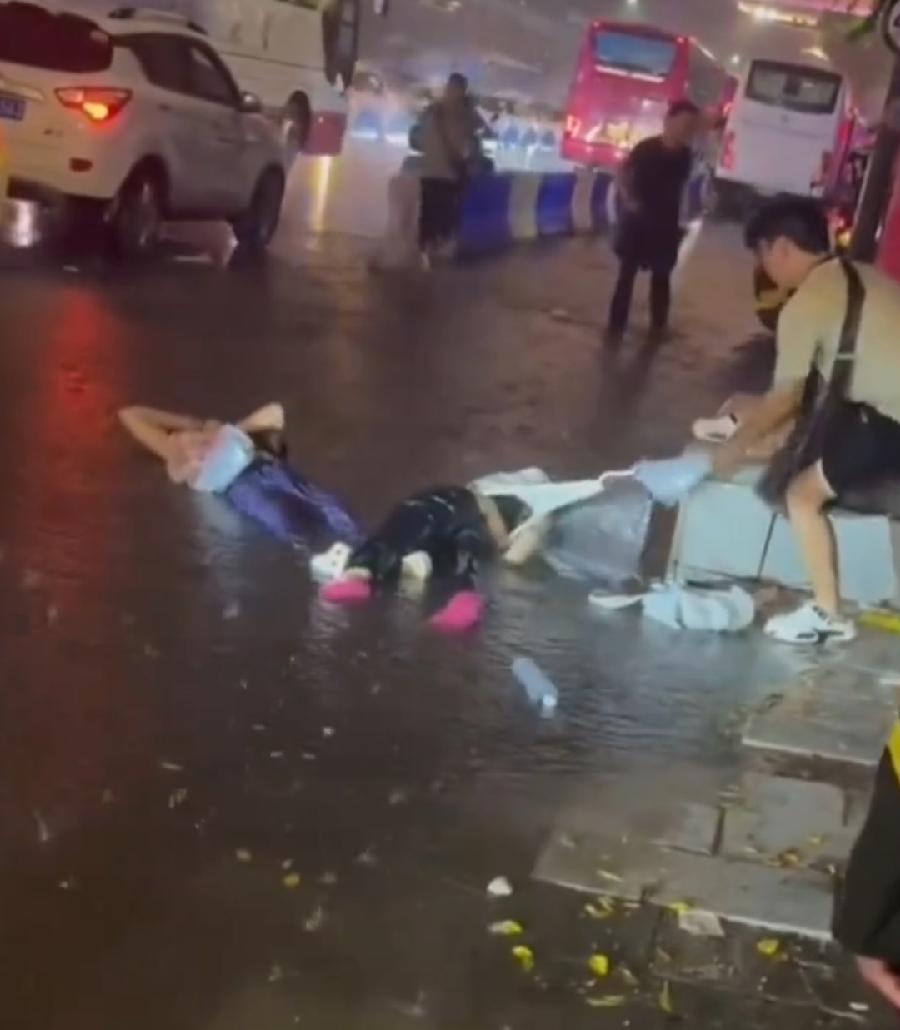 洪崖洞拿雨伞救触电母女的小伙，真勇敢！这是见义勇为！必须奖励！真正的冒着生命危险