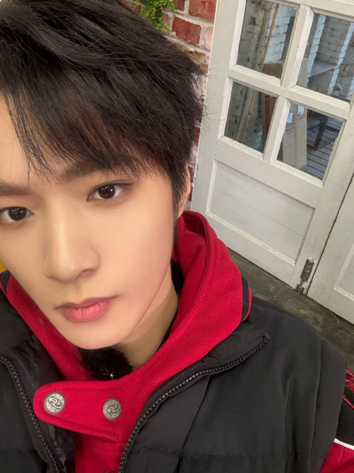 刘耀文冷感自拍 刘耀文说冷自拍完手马上放回兜里 刘耀文说冷自拍完手马上放回兜里，