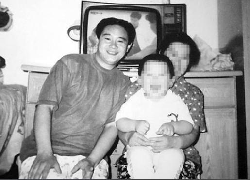 1983年，北京一名18岁少年，因抢了路人1顶帽子被判流氓罪，并处以死缓，他积极