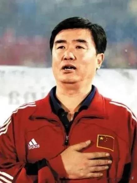 看来外界已经将中国足协逼疯了，今日中国国足正式启程奔赴澳大利亚备战10月10日的