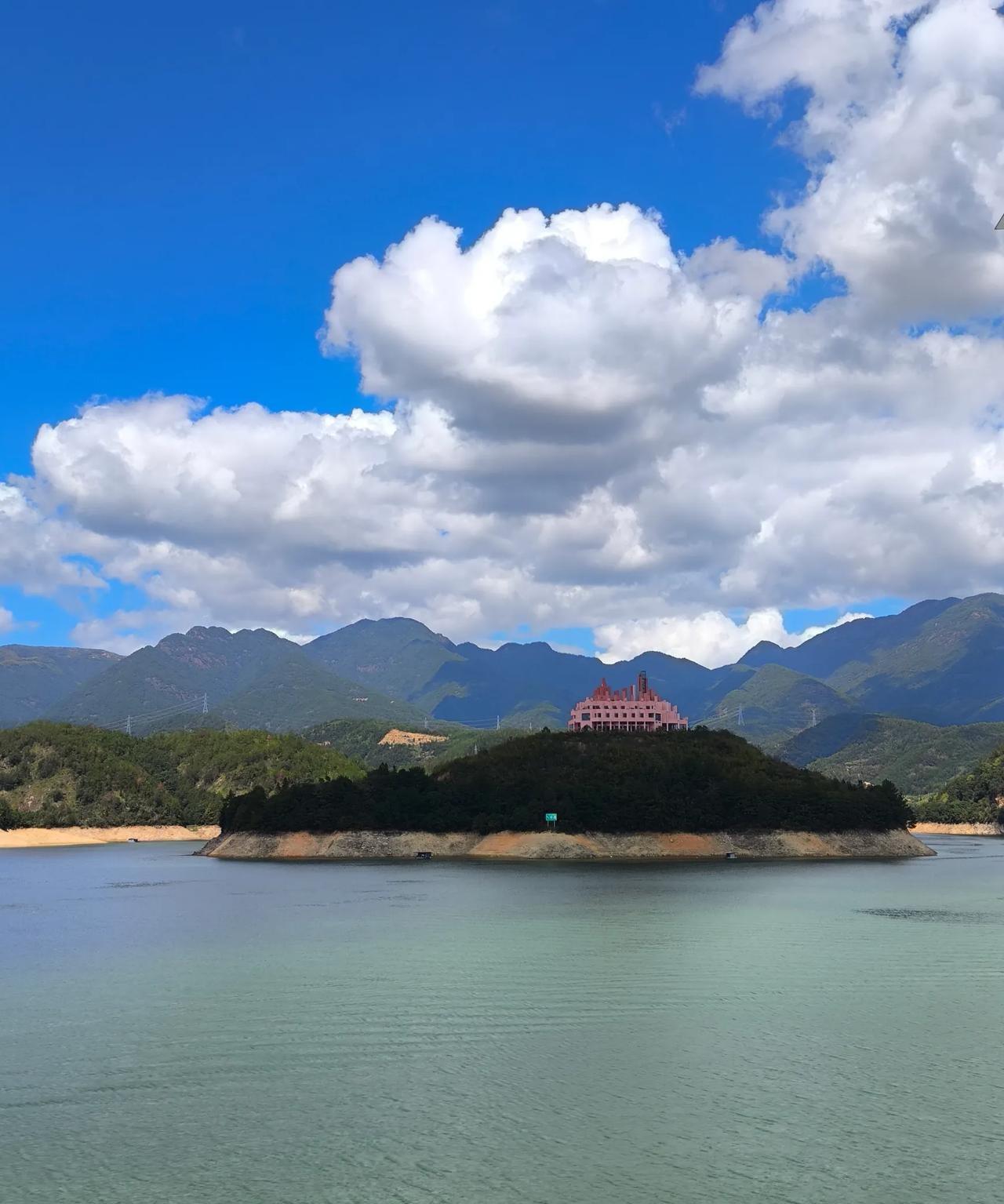 越发感慨宋国安校长的难能可贵，身为重点高中校长，身居管理重任，日日守在学校门口，