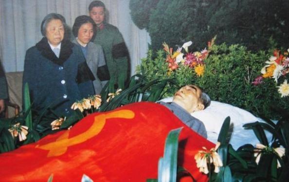 1976年，周总理去世3小时后，遗体被送往北京医院太平间，遵照他生前遗嘱，遗体被