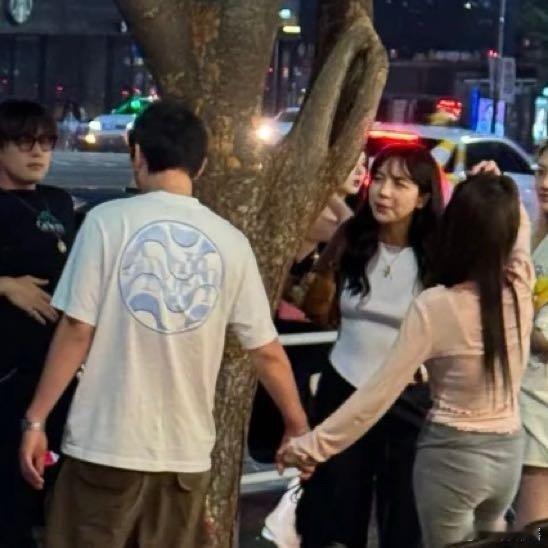 #王思聪带女生韩国蹦迪#  近日，有网友发文称，在韩国🇰🇷江南club偶遇王