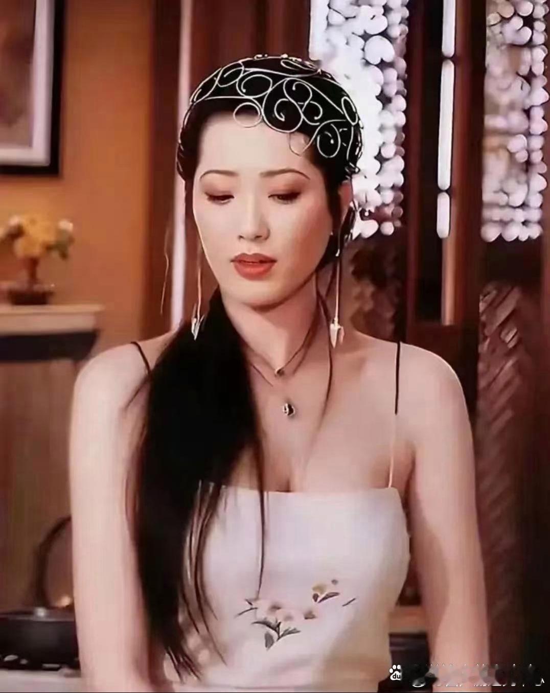 杨思敏年轻时旧照曝光，该说不说，身材比现在的女明星都要强得多。 