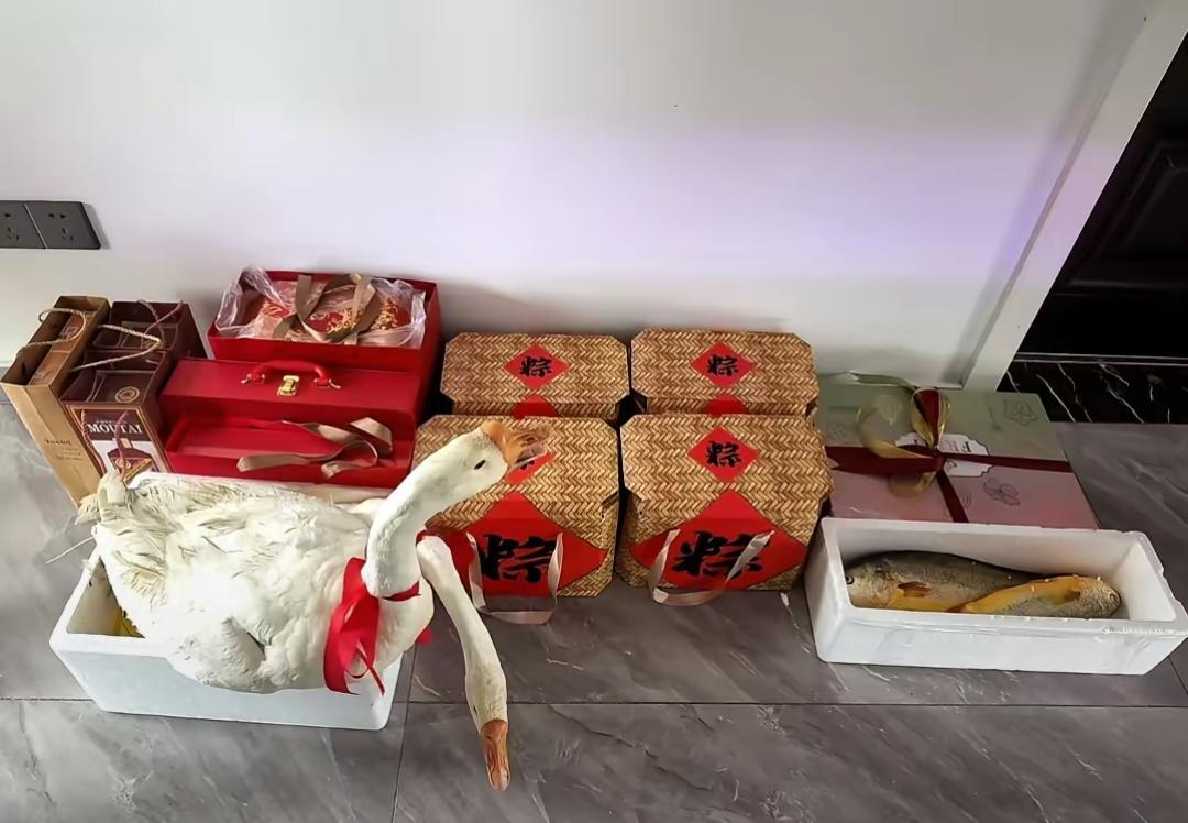 今天是端午节了。浙江宁波有一个习俗，就是女婿，特别是毛脚女婿，就是还未结婚的，但