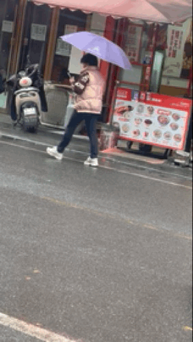 下雨了，
没有给我撑伞，
我自己撑。

哭累了，
没有给我递纸巾
我掀起衣角自己