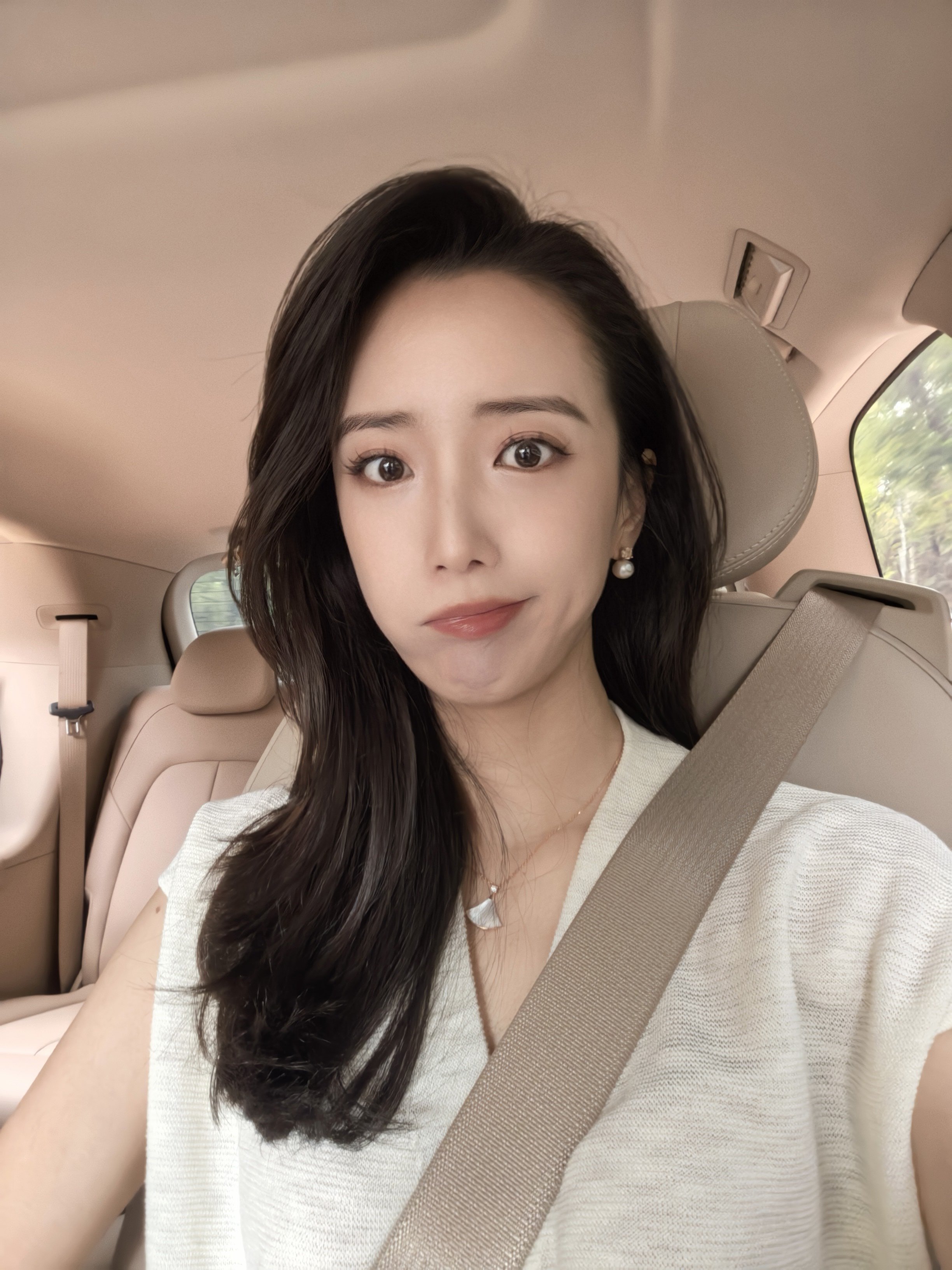 今天长这样，可怜兮兮的，下午开会看台新车，路上咔咔的自拍 ​​​