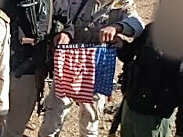 美军炸毁运输机地点已成打卡点各种捡物资 包括🩲 