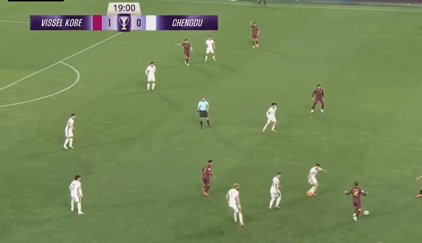 成都这么快就落后了，防守人数占优势，被小范围配合技术击倒…… 