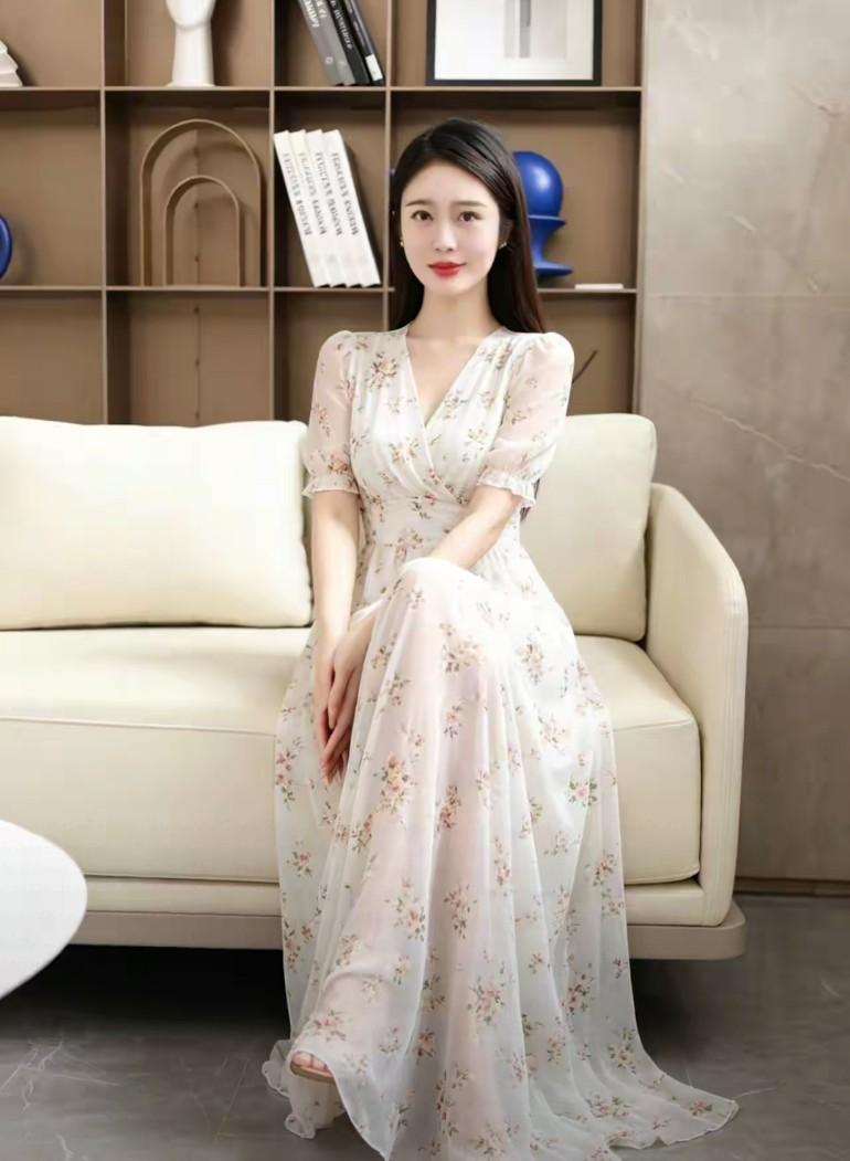 浅灰纱裙衬出温柔模样
静静享受属于自己的时光
生活本就温柔又美好
认真去努力
奋