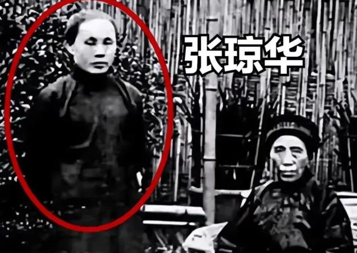 1912年洞房之夜，郭沫若见发妻太丑，拒绝同房，就在他转身要走时，发妻拉住他苦苦