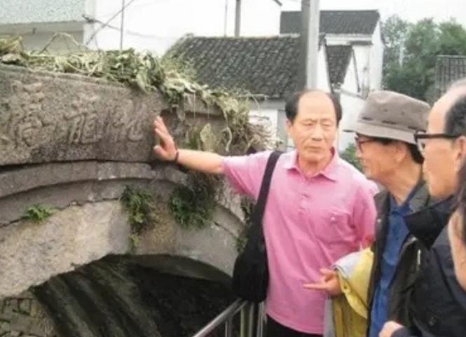 1997年，一群韩国老人跪在浙江湖州的古桥边嚎啕大哭，只因桥名和族谱上记载的一模