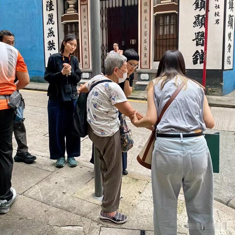 10万存银行一年利息950块！68岁阿姨讲述，10年前一年利息4000多，大半年