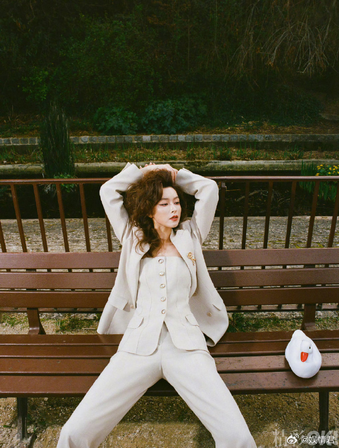 文咏珊公园长椅上拗造型 文咏珊公园长椅上拗造型，松弛感拉满，精致慵懒，随手一拍都