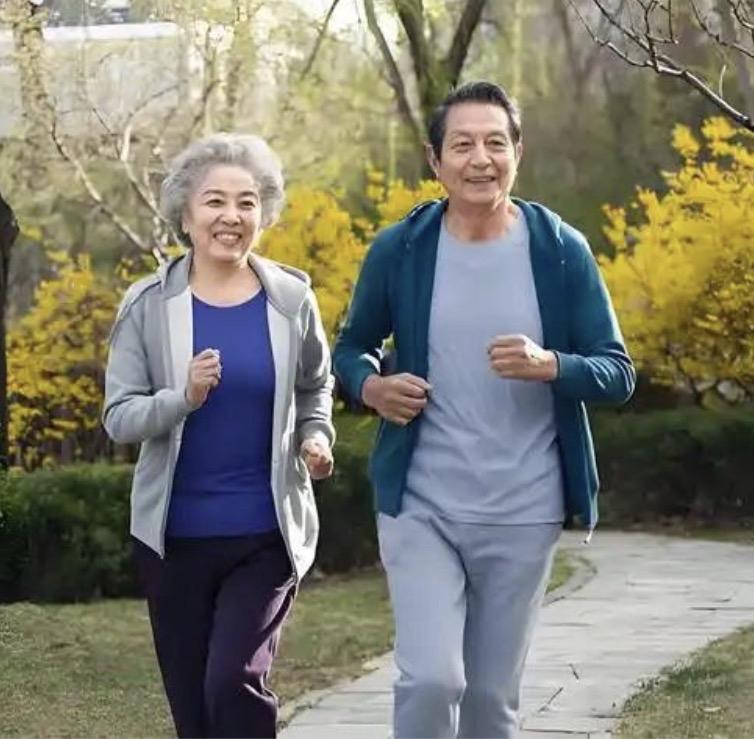 别让父母步履维艰！揭秘老年腿乏元凶，两味“灵药”配三招神功，助老人脚下生风

老