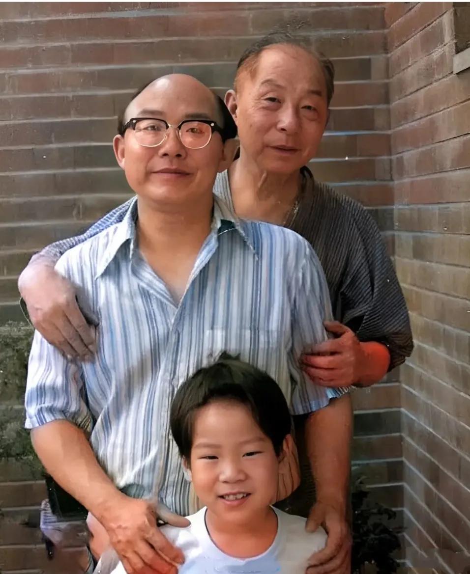 这是1975年，少帅张学良与儿子张闾琳、孙子张居仰祖孙三代的合影。

这时张学良